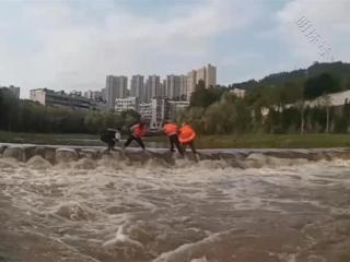 湖北十堰：老人被困河中央，民辅警紧急施救