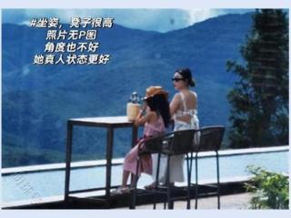 45岁霍思燕带女儿喝下午茶，穿着凉爽腋下赘肉抢镜