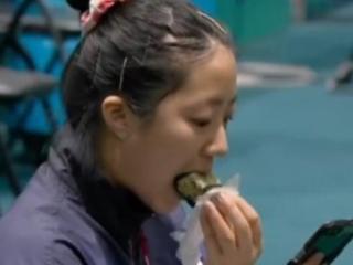 韩国乒乓选手申裕斌在赛场吃播走红，演员李惠利也认为她可爱