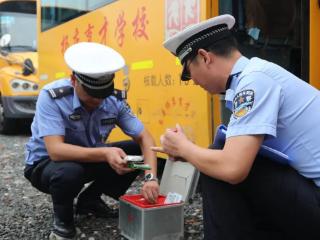 “校服”与“警服”再次相遇信阳公安护航开学季