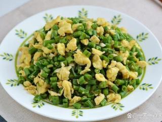 豆角炒鸡蛋的做法：餐桌上的清新美味，豆角炒鸡蛋的诱人风味