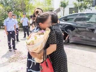 金华一女孩30年后与父母相认，一家三口终相聚