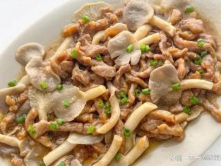 平菇蒸滑肉的做法：肉质滑嫩，搭配平菇的鲜美，非常适合日常食用