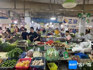 海口秀英小街菜市场内菜品充足市民可按需采购