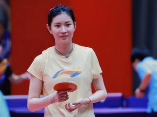 太美丽！刚到巴黎就被注意！22岁国乒王添艺让17岁勒布伦着迷