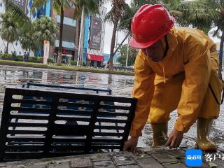 海口7位排水“小黄人”抵达现场