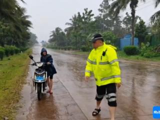 大雨中老人推行电动自行车无法骑行