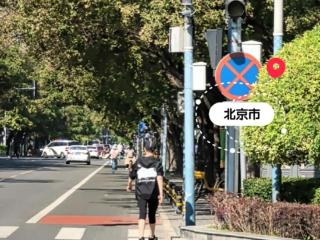 宋丹丹大街上遛弯被偶遇，63岁身材纤细胜过儿媳