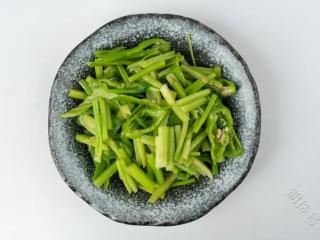 糖尿病食谱--芹菜炒尖椒