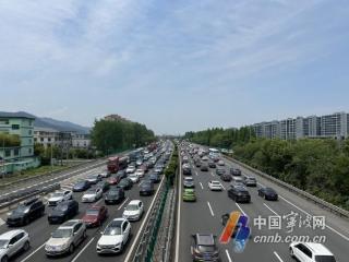 高速匝道区域“乱来”车辆倒车