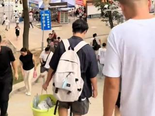 孙卓读大学后分享日常，姐姐孙悦与其幽默互动，姐弟合影超温馨