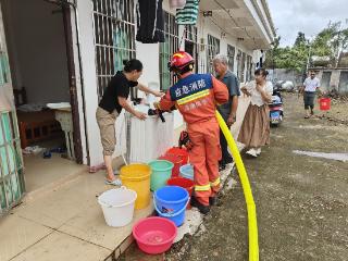 台风“摩羯”送水120余吨保亭消防员送水到家