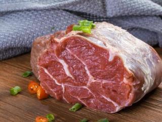 人老了得多吃肉？调查：老年人多食肉或能更长寿，哪些肉类更适合