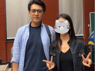 靳东攻读中戏博士，与学妹合影笑容满面，学霸模式惊艳全网