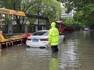 早高峰道路积水严重