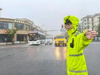 上海奉贤：抗台守护无惧风雨