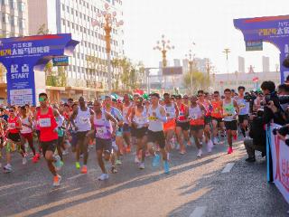 京东“戴表团”选手在太原马拉松夺冠，共筑运动新篇章