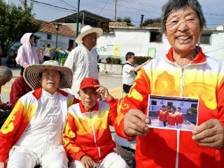 泰安市摄影家协会文艺志愿者走进岱岳区土门村开展“送万照”活动