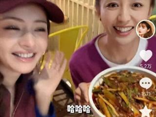 佟丽娅麦迪娜罕见同框，两位新疆美女相约吃美食，颜值气质太绝了