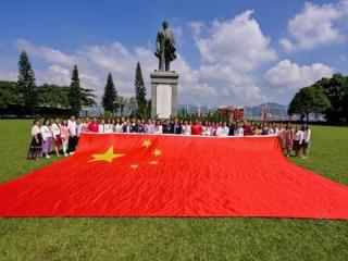 香港岛妇女联会举办龙的传人国旗快闪耀香江活动 同挥国旗展爱国