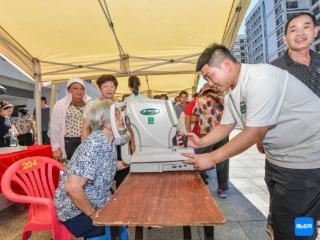 海口市社会福利院护理员现场展示日常护理老人的操作流程