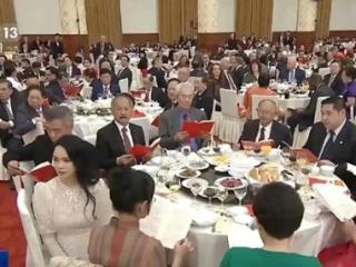 伊能静亮相新闻联播，人民大会堂庆祝新中国成立75周年招待会