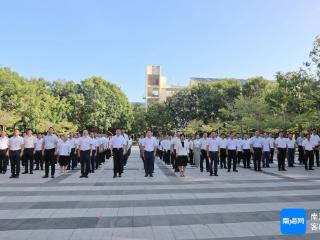 三亚中瑞酒店管理职业学院举行国庆升旗仪式