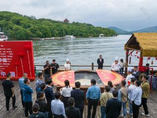 江苏溧阳天目湖景区国庆超大砂锅鱼头汤免费体验获游客点赞