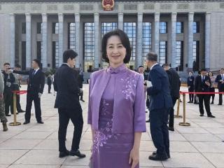 豪门姐弟齐聚国宴，何超琼何超欣惊艳亮相，名流云集共襄盛举