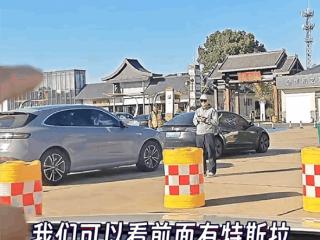 蔚来换电站前空无一车，隔壁充电站车满为患