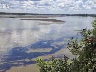 秘鲁北部一输油管道泄漏致大量原油流入附近河流