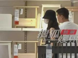 44岁殷桃与壮硕医生男友宜家甜蜜互动，爱情无关年龄身份