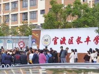 云南昆明长丰学校给学生吃臭肉，等于是在给学生投毒