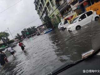 缅甸仰光一夜暴雨后，今早多地内涝严重，交通拥堵