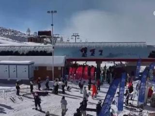 新疆多地滑雪场陆续开板迎接游客