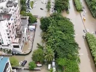 海南强降雨致多人被困消防员紧急救援