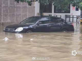 海南强降雨致街头车辆被淹