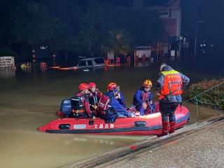 强降雨来袭！琼海万泉河路被淹超半米