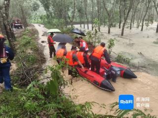 暴雨致林地看守人员被困消防人员徒步救援