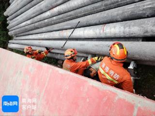 海口一货车司机被电线杆压住双手消防员成功解救