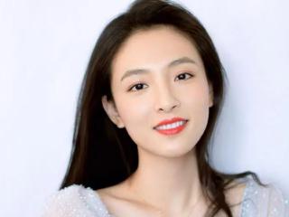 吴倩带着女儿和一名男子同游