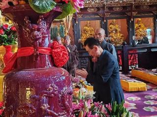 70岁王健林金顶寺拜佛被偶遇，近照干瘦苍老太多