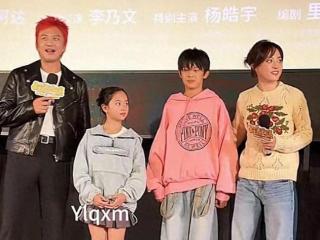 邓超主演《胜券在握》首映，孙俪儿女齐亮相，等等身高飙升成亮点