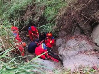 大关94岁老人从山坡上摔下至山沟消防人员紧急救援