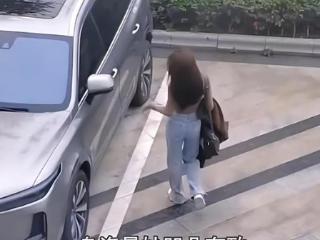 她是演艺界的女富豪，豪车相伴，45岁依旧青春洋溢宛如20岁