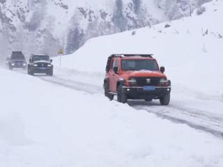 新疆阿禾公路迎来首次冬季运营风景有多独特