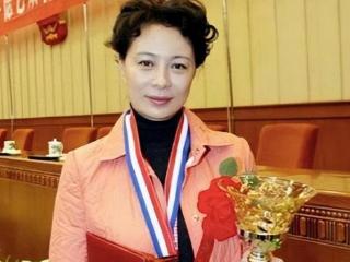 刘佳隐退十年重回巅峰，37年零绯闻婚姻，儿子成名校学霸