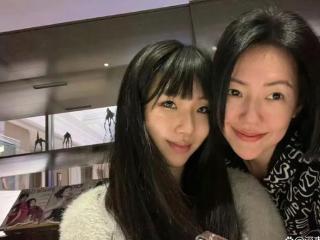 小S在圣诞节分享了与大女儿的合照，母女情深引发热议