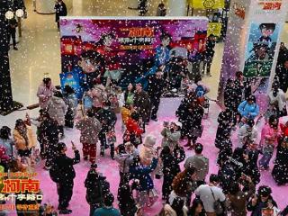 上海樱花雨首映一票难求 千名观众沉浸式打卡