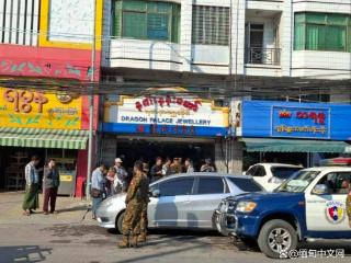 今早，缅甸曼德勒一家珠宝店遭抢劫！大量黄金首饰和现金被抢走